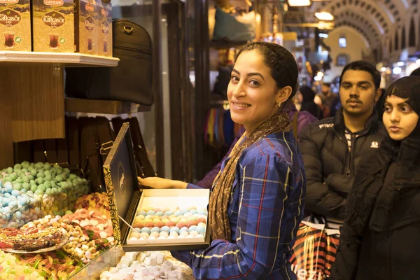 Vendedores de especias y dulces en el mercado egipcio — Foto de Stock