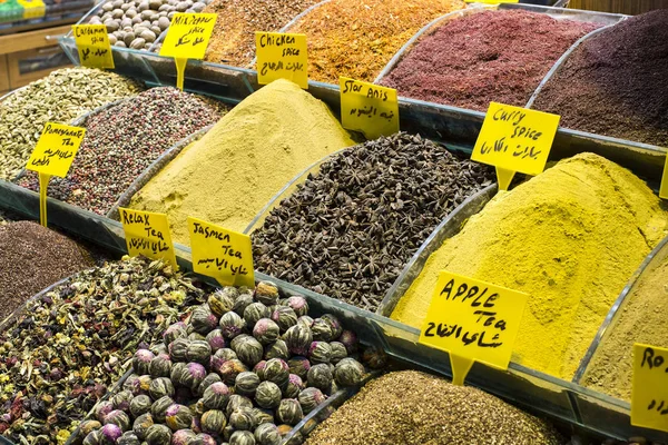 Dulces y especias en el bazar egipcio — Foto de Stock