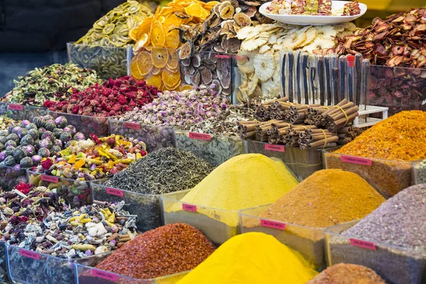 Dulces y especias en el bazar egipcio — Foto de Stock