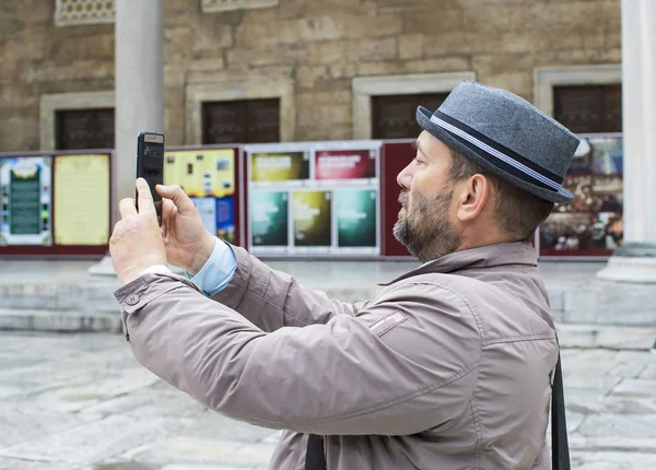 Touristen werden fotografiert und machen eine blaue Moschee — Stockfoto