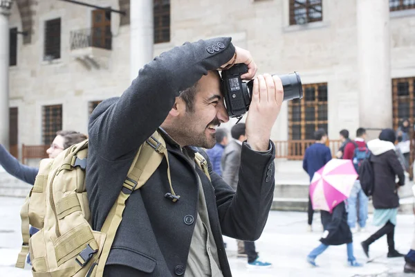 Les touristes sont photographiés et font une mosquée bleue — Photo