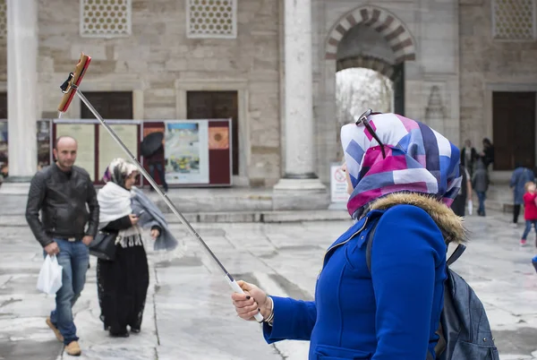 Turister är fotograferade och göra en Blå moskén — Stockfoto
