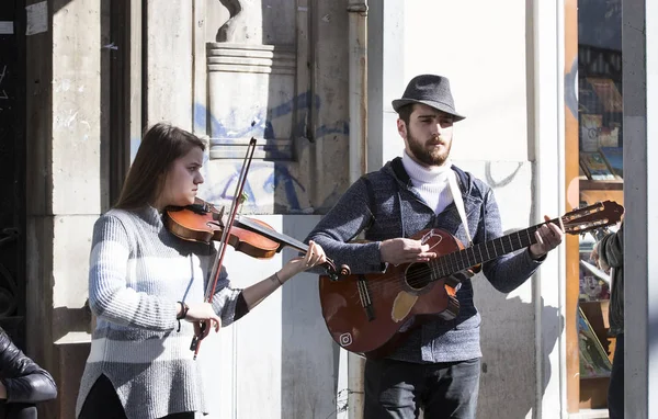 Istiklal Street pedestrian  and street musicians — Stock Photo, Image