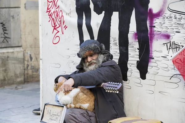 Istiklal 街行人和街头音乐家 — 图库照片