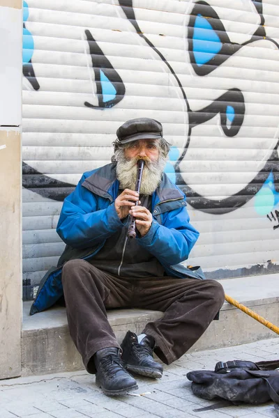 Istiklal 街行人和街头音乐家 — 图库照片