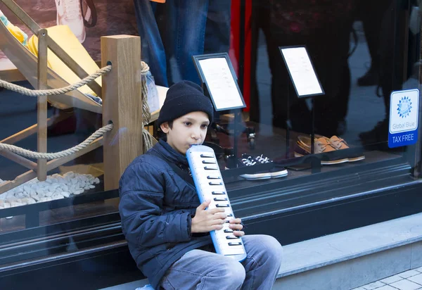 Istiklal Street músicos de rua e pedestres — Fotografia de Stock