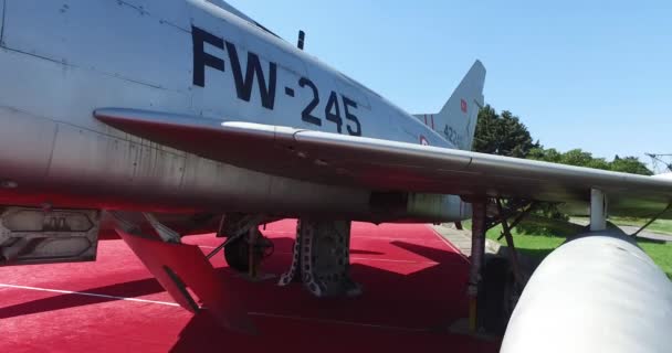 Musée de l'aviation à Istanbul est représenté par une grande collection d'avions civils militaires et aussi l'histoire de l'aviation en Turquie — Video