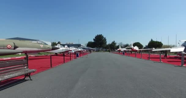 Museum av flyg i Istanbul representeras av en stor samling av militära civila flygplan och även historien om luftfarten i Turkiet — Stockvideo