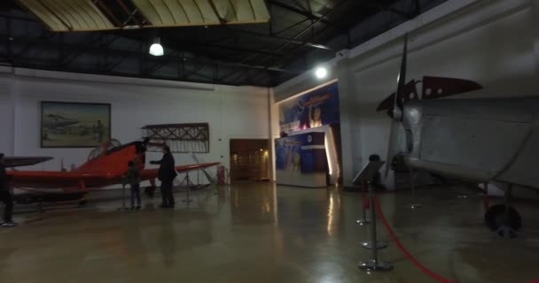 Museo dell'aviazione di Istanbul è rappresentata da una grande collezione di aerei civili militari e anche la storia dell'aviazione in Turchia — Video Stock