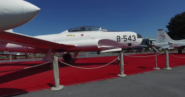 Museo de la aviación en Estambul está representado por una gran colección de aviones civiles militares y también la historia de la aviación en Turquía — Vídeo de stock