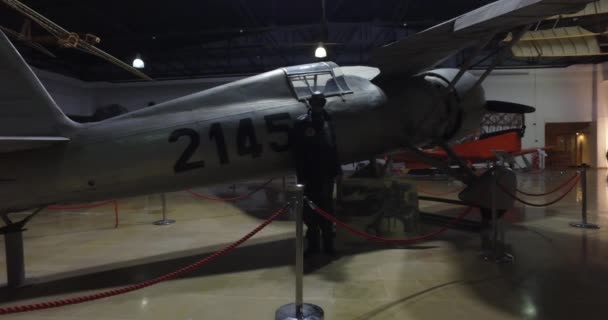 Museu da aviação em Istambul é representado por uma grande coleção de aeronaves civis militares e também a história da aviação na Turquia — Vídeo de Stock