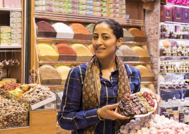Baharatlar ve tatlılar Istanbul'da Mısır Çarşısı satıcılarının 