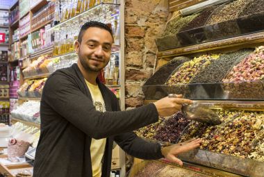 Baharatlar ve tatlılar Istanbul'da Mısır Çarşısı satıcılarının 