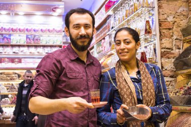 Baharatlar ve tatlılar Istanbul'da Mısır Çarşısı satıcılarının 