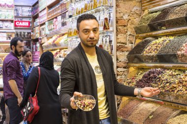 Baharatlar ve tatlılar Istanbul'da Mısır Çarşısı satıcılarının 