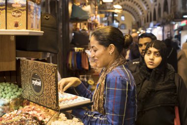 Baharatlar ve tatlılar Istanbul'da Mısır Çarşısı satıcılarının 