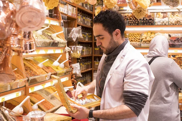 Sprzedawców przypraw i słodycze na egipskim rynku w Stambule — Zdjęcie stockowe