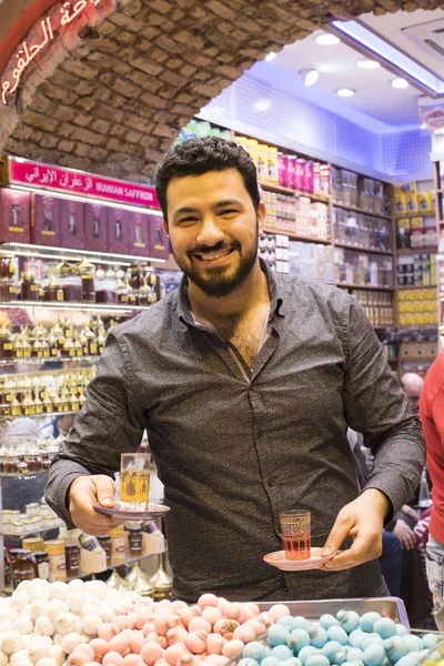 Vendedores de especias y dulces en el mercado egipcio en Estambul — Foto de Stock