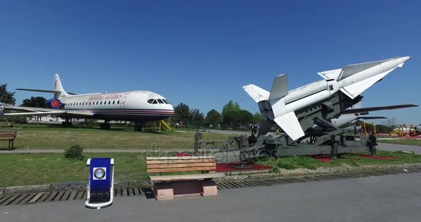 在伊斯坦布尔航空博物馆代表由军事民用航空器大集合并且在土耳其航空史上 — 图库视频影像