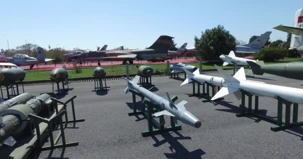 Museum der Luftfahrt in Istanbul ist durch eine große Sammlung militärischer Zivilflugzeuge und auch die Geschichte der Luftfahrt in der Türkei vertreten — Stockvideo