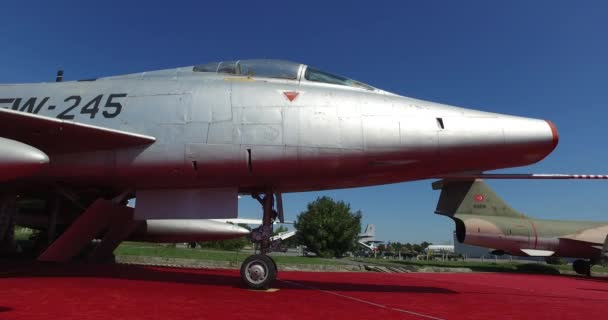 Muzeum lotnictwa w Stambule jest reprezentowana przez duży zbiór wojskowych samolotów cywilnych, a także historii lotnictwa w Turcji — Wideo stockowe