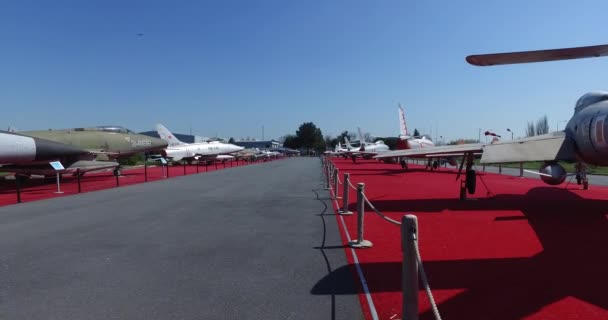 Museo dell'aviazione di Istanbul è rappresentata da una grande collezione di aerei civili militari e anche la storia dell'aviazione in Turchia — Video Stock