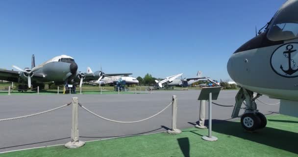 Museu da aviação em Istambul é representado por uma grande coleção de aeronaves civis militares e também a história da aviação na Turquia — Vídeo de Stock