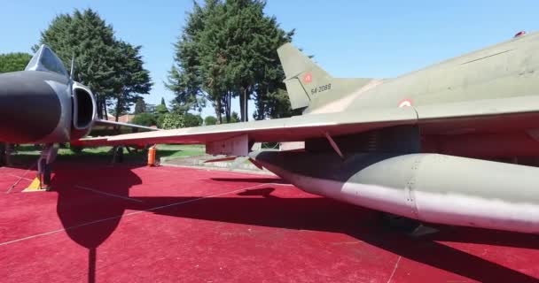 Μουσείο αεροπορίας στην Κωνσταντινούπολη αντιπροσωπεύεται από μια μεγάλη συλλογή από στρατιωτικά αεροσκάφη της πολιτικής αεροπορίας και, επίσης, η ιστορία των αερομεταφορών στην Τουρκία — Αρχείο Βίντεο