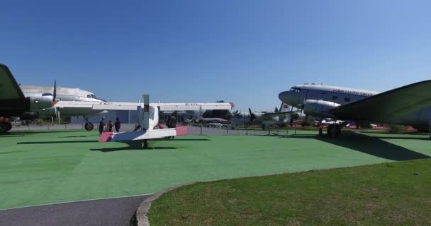 Museo de la aviación en Estambul está representado por una gran colección de aviones civiles militares y también la historia de la aviación en Turquía — Vídeo de stock