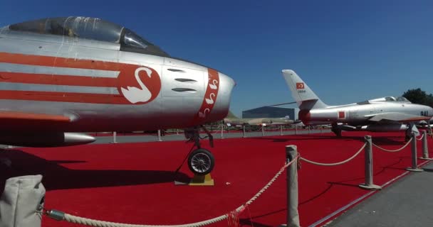 Museo de la aviación en Estambul está representado por una gran colección de aviones civiles militares y también la historia de la aviación en Turquía — Vídeo de stock