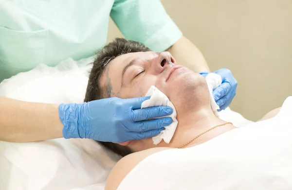 Uomo nella procedura cosmetica maschera — Foto Stock