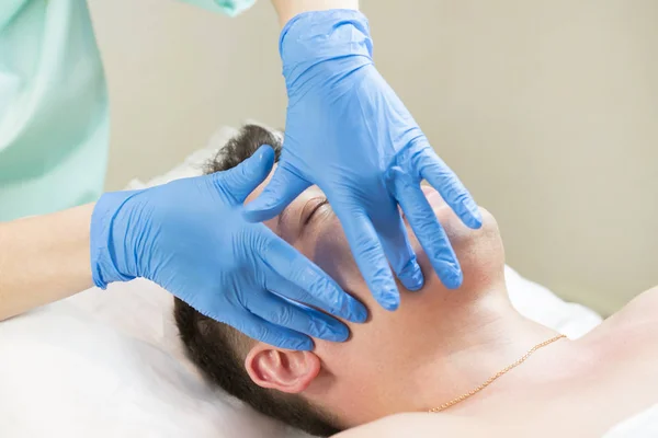 Uomo nella procedura cosmetica maschera — Foto Stock