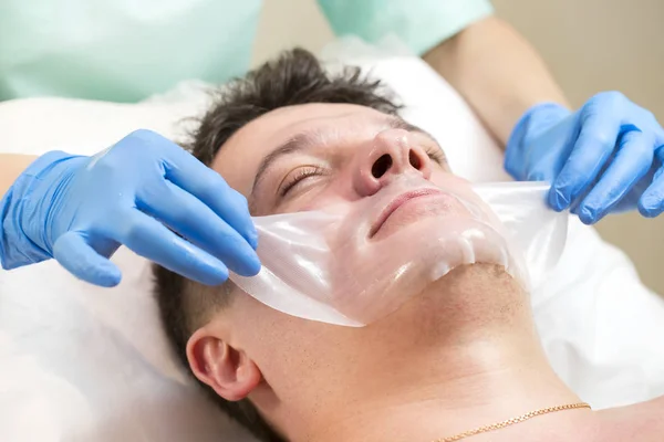 Homem no procedimento cosmético máscara — Fotografia de Stock