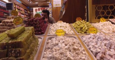 Istanbul'daki eski Mısır Çarşısı baharat ve tatlılar Satılık