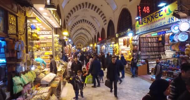 Antiguo mercado egipcio en Estambul para la venta de especias y dulces — Vídeo de stock