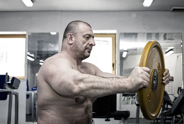 Erwachsener brutaler Mann betreibt Power-Bodybuilding — Stockfoto