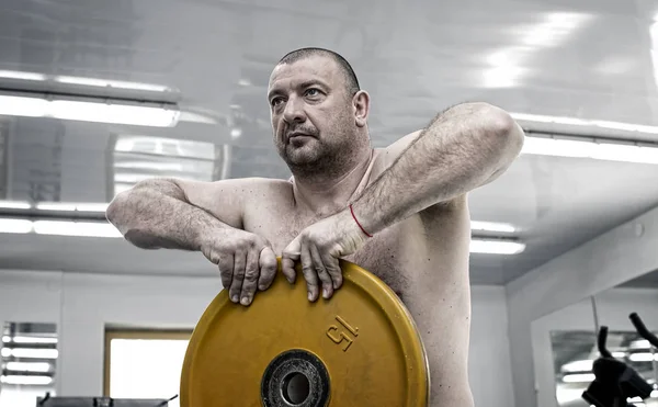 Adult brutal man is engaged in power bodybuilding — Stock Photo, Image