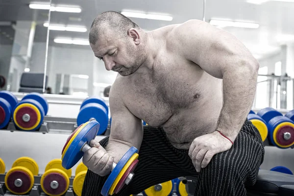 Adult brutal man is engaged in power bodybuilding — Stock Photo, Image