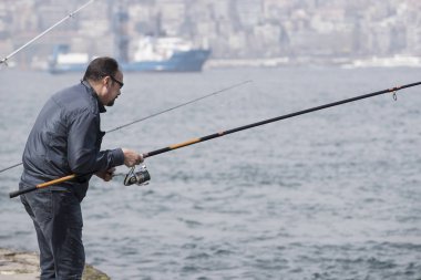 Boğaz'ın kıyısında balıkçılar balıkçılık