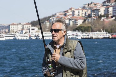 Boğaz'ın kıyısında balıkçılar balıkçılık