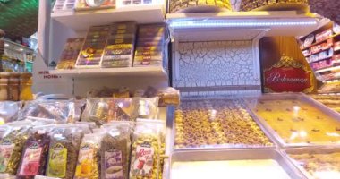 Istanbul'daki eski Mısır Çarşısı baharat ve tatlılar Satılık
