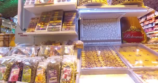 Antico mercato egiziano di Istanbul per la vendita di spezie e dolci — Video Stock