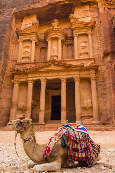 Древний заброшенный каменный город Петра
 