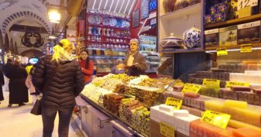 Istanbul'daki eski Mısır Çarşısı baharat ve tatlılar Satılık