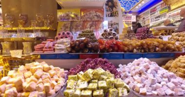 Istanbul'daki eski Mısır Çarşısı baharat ve tatlılar Satılık