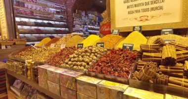 Istanbul'daki eski Mısır Çarşısı baharat ve tatlılar Satılık