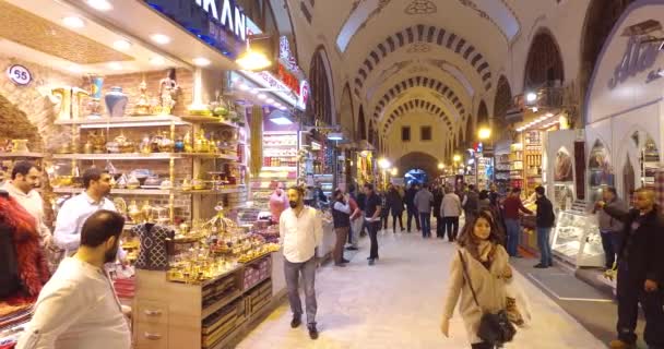 スパイスとお菓子の販売のためのイスタンブールの古いエジプト市場 — ストック動画