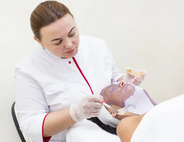 Proceso de masaje y tratamientos faciales —  Fotos de Stock