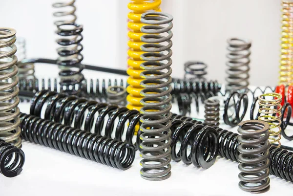 metal farklı boyutlarda araba yaylar
