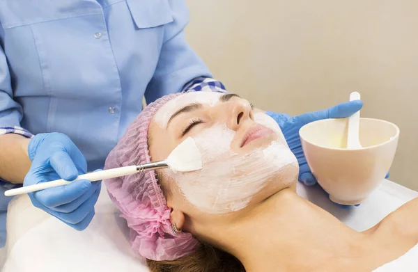 Prozess kosmetische Maske der Massage und Gesichtsbehandlungen — Stockfoto